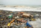 Playas del sur bajo impacto: fuerte oleaje expone la ola de basura que por años se arrojó al mar.